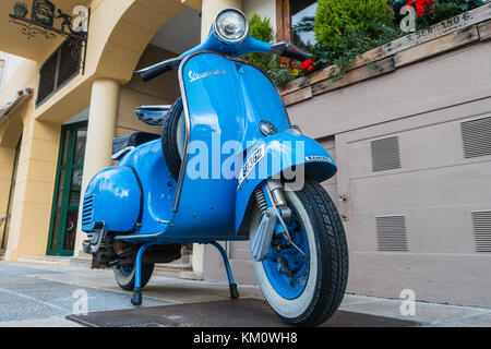 Classic blau Vespa 150 super in Spanisch Straße geparkt Stockfoto