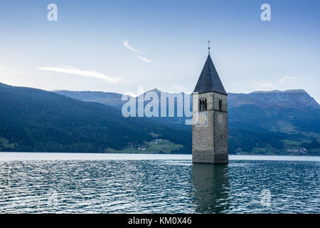 Kirche unter Wasser, ertrunken, Dorf, in den Bergen und Gipfeln im Hintergrund. Reschensee Reschen See Lago di Resia. Italien, Europa, Südtirol, Sout Stockfoto