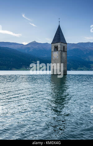 Kirche unter Wasser, ertrunken, Dorf, in den Bergen und Gipfeln im Hintergrund. Reschensee Reschen See Lago di Resia. Italien, Europa, Südtirol, Sout Stockfoto