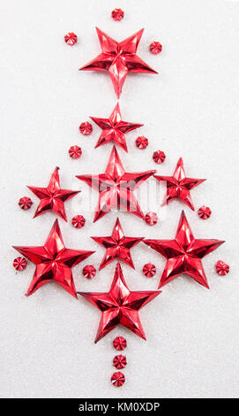 Weihnachtsbaum aus Red Star geformten Verzierungen Stockfoto