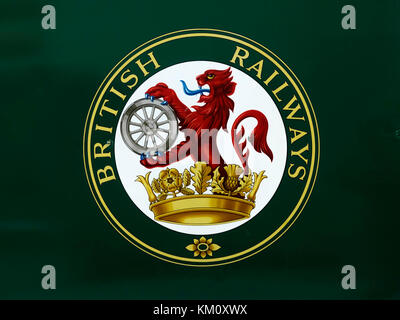Logo der ehemaligen britischen Eisenbahnen, 1948-1997 auf dem grünen Hintergrund einer ex-Southern Railway Coach auf Anzeige an der nrm Shildon uk Stockfoto
