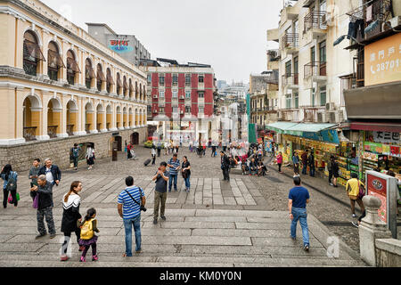 Macao, China - 8. März 2016: Senado Platz mit Touristen in der historischen Altstadt in Macau, China. Die Menschen auf dem Hintergrund Stockfoto