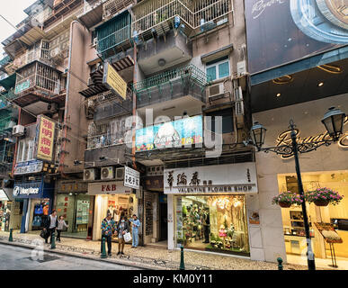 Macao, China - 8. März 2016: Touristen in der Innenstadt im Einkaufszentrum in Macau, China. Stockfoto