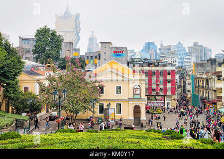 Macao, China - 8. März 2016: Touristen in Santo Antonio in der historischen Altstadt in Macau, China. Die Menschen auf dem Hintergrund Stockfoto