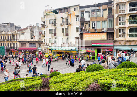 Macao, China - 8. März 2016: Touristen in Santo Antonio in der historischen Altstadt, in Macau, China. Die Menschen auf dem Hintergrund Stockfoto