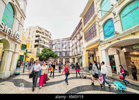 Macao, China - 8. März 2016: Touristen an den Senado Platz in der historischen Altstadt in Macau, China. Die Menschen auf dem Hintergrund Stockfoto