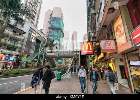 Macao, China - 8. März 2016: Touristen in der Innenstadt von der Innenstadt in Macao, China. Stockfoto