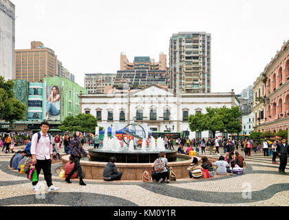 Macao, China - 8. März 2016: Touristen auf Senado Platz in der historischen Altstadt von Macao, China. Stockfoto