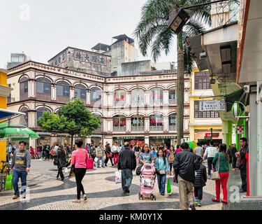 Macao, China - 8. März 2016: Touristen auf Senado Platz in der historischen Altstadt von Macao, China. Die Menschen auf dem Hintergrund Stockfoto