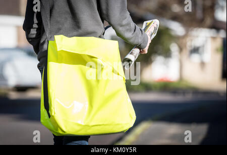 Paperboy Zeitungen auf seinem Papier rund in Hampshire in Großbritannien Stockfoto