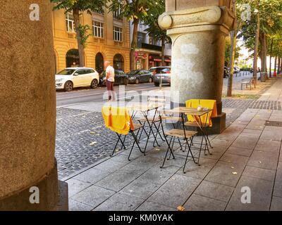 Leere Stühle und Tische stehen vor einem Café, Metz Frankreich Stockfoto