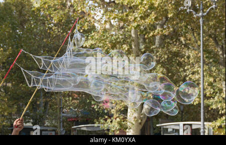 Blasen mehrere schillernde runde Blasen mit Seife, Wasser, Bambus und String. Stockfoto