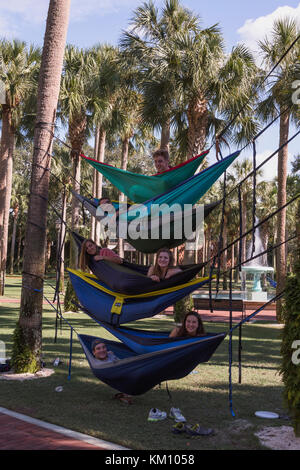 Schüler der Stetson University Deland, Florida eine Pause zwischen Klassen. Stockfoto