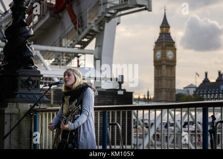 Straße Sänger und Musiker in London South Bank mit der Big Ben auf dem Hintergrund. Querformat. Stockfoto