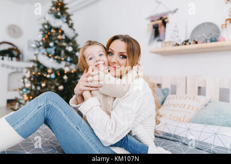 Mutter und Tochter spielen Stockfoto