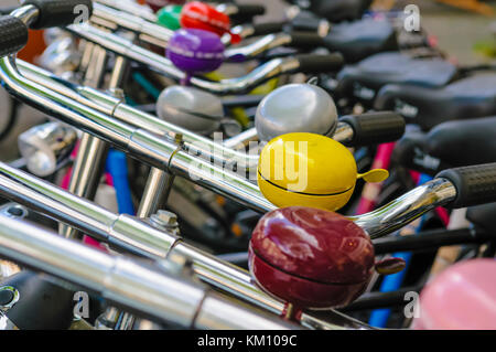 Fahrräder parken hintereinander ordentlich, Amsterdam, Nordholland, Niederlande. Stockfoto