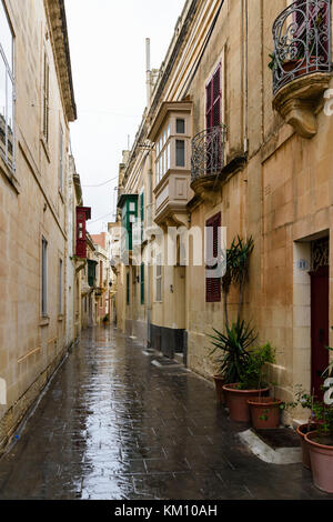 Gasse, das in der ummauerten Stadt Mdina, Malta, bei starkem Regen. Stockfoto