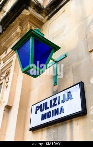 Polizei (pulizija) Station und blau Polizei Licht, das in der ummauerten Stadt Mdina, Malta Stockfoto