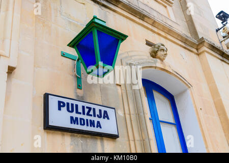 Polizei (pulizija) Station und blau Polizei Licht, das in der ummauerten Stadt Mdina, Malta Stockfoto