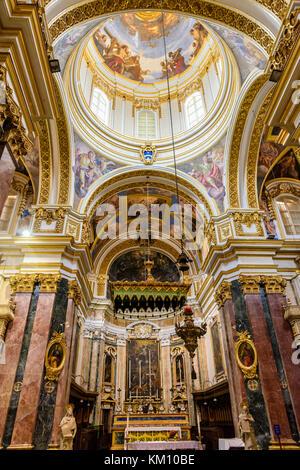 Altar und Kuppel der St. Paul's Cathedral, Mdina, Malta. Stockfoto