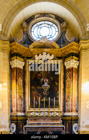 Altar in der Saint Paul's Cathedral, Mdina, Malta. Stockfoto