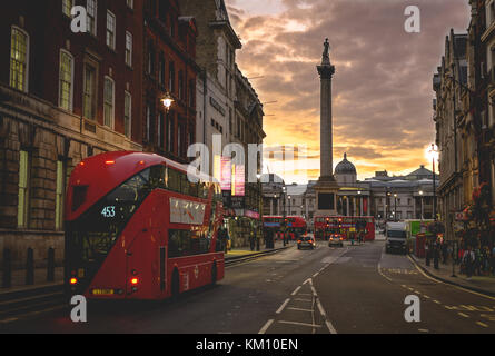 Ansicht des Trafalgar Square von Whitehall bei Sonnenuntergang in London (UK). Juli 2017. Querformat. Stockfoto