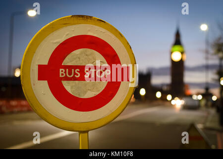 Temporäre Bushaltestelle auf die Westminster Bridge in London (UK). Juli 2017. Querformat. Stockfoto