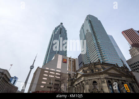 Toronto, Kanada - 31. Dezember 2016: cibc Zentrum mit dem CN Tower im Hintergrund im Zentrum von Toronto. cibc, bzw. Canadian Imperial Bank of Commerce Stockfoto