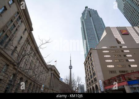 Toronto, Kanada - Dezember 31,2016: Blick auf die Canadian National Tower (CN Tower) von der Union Station in Toronto, Ontario. Diese beiden Gebäude ar Stockfoto