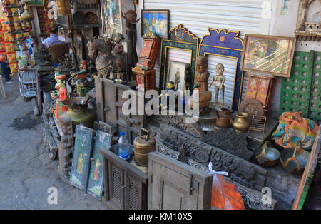 Ein Souvenirladen verkauft Antiquitäten in Udaipur, Indien. Stockfoto