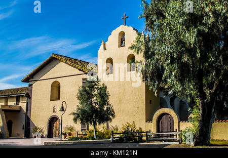 Die Außenseite des Santa Ines Mission und das Grundstück in Solvang, Kalifornien, uns am frühen Morgen Sonnenlicht Stockfoto