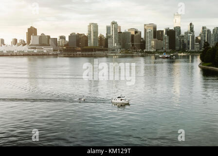 Sonnenaufgang über der städtischen Skyline im Zentrum von Vancouver, BC Stockfoto