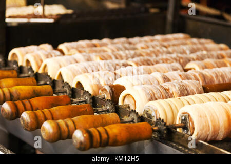 Schornsteinkuchen genannt trdlo oder trdelnik, Weihnachtsmarkt, Wenzelsplatz, Altstadt, Prag, Tschechische republik - traditionelle Street Food Stockfoto