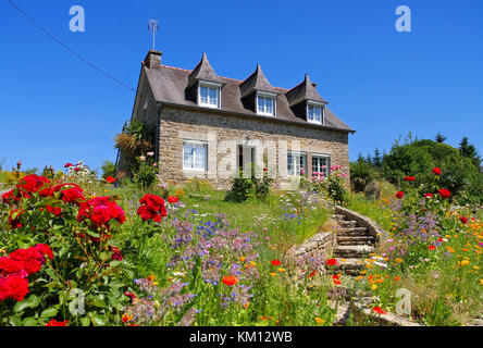 Typischen alten Haus und Garten in der Bretagne, Frankreich Stockfoto