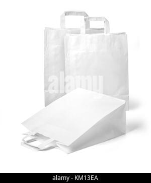 Papierkorb weiße Papiertüten auf weißem Hintergrund Stockfoto