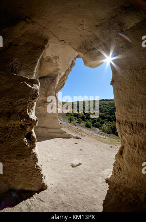 Blick aus der Höhle in der mittelalterlichen Stadt - Festung Chufut-Kale, Krim Stockfoto