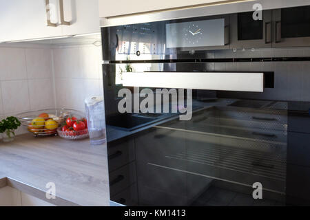 Backofen mit Dampfgarer und Einbauküche mit Arbeitsplatte Stockfoto