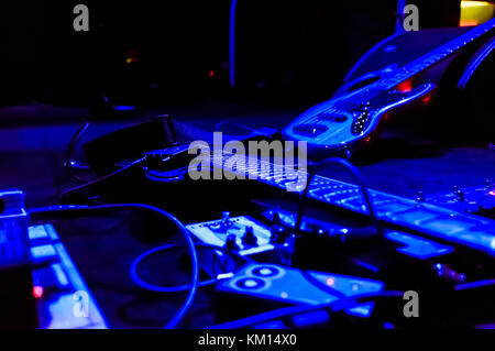 Ansicht der Gitarre auf der Bühne in blaues Licht vor einem Konzert. Stockfoto