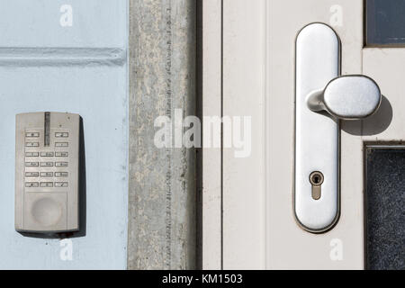 Elektronisches Zahlenschloss am äußeren Türgriff Stockfoto