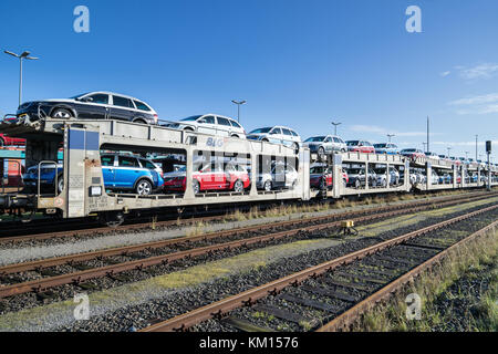 Autorack mit neuen Skoda Autos für den Export nach Skandinavien bei BLG Logistics seaport Terminal in Cuxhaven, Deutschland Stockfoto