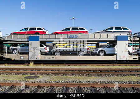 Autorack mit neuen Skoda Autos für den Export nach Skandinavien bei BLG Logistics seaport Terminal in Cuxhaven, Deutschland Stockfoto