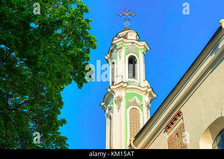 Turm der Kirche und das Kloster der Heiligen Dreifaltigkeit in der Altstadt von Vilnius, Litauen Stockfoto