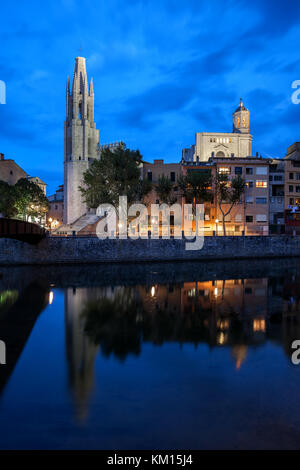 Stadt Girona Altstadt Skyline bei Dämmerung mit Basilika Sant Feliu, historischen Häusern und der Kathedrale am Fluss Onyar, Katalonien, Spanien Stockfoto