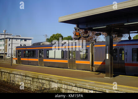 Nagoya, Japan - Dec 3, 2016. Ein Zug kommt von der JR-Station in Nagoya, Japan. die Eisenbahnen sind das wichtigste Mittel der Personenbeförderung in j Stockfoto