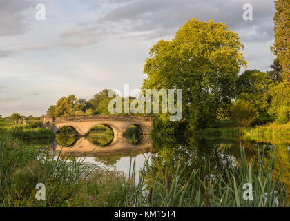 Die schöne Sonne verfängt sich eine Brücke in Compton Verney stattliches Haus in Warwickshire Stockfoto