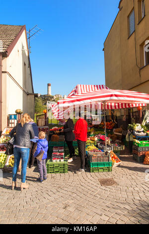 Kleiner Markt Obststand in der polnischen Dorf Allenstein in der Nähe von Tschenstochau in weniger Schlesien Polen Startseite der mittelalterlichen Burgruine aus dem 14. Jahrhundert Stockfoto