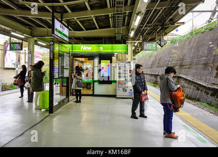 Nagoya, Japan - Dec 3, 2016. Passagiere warten an JR-Bahnhof in Nagoya, Japan Nagoya viertgrößte Stadt in Japan ist, und eine der Nation große Econo Stockfoto