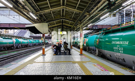 Nagoya, Japan - Dec 3, 2016. Passagiere warten am Bahnhof in Nagoya, Japan Nagoya viertgrößte Stadt in Japan ist, und einer der großen Nation Stockfoto