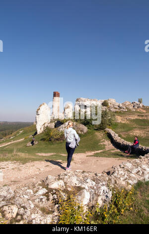 Ruinen und Überreste der mittelalterlichen Burg Olsztyn aus dem 14. Jahrhundert in der Nähe von Tschenstochau in weniger Schlesien Polen sitzen auf den Spuren der Eagles Nest Stockfoto