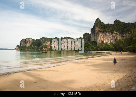 Morgen Spaziergang auf Railay Beach auf der Andaman See in Krabi, Thailand Stockfoto